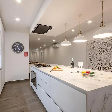 Modern Beautiful Pool And Sea - Happy Qawra