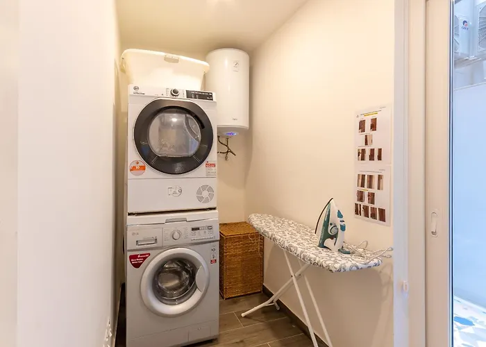 Modern Beautiful Pool And Sea - Happy *