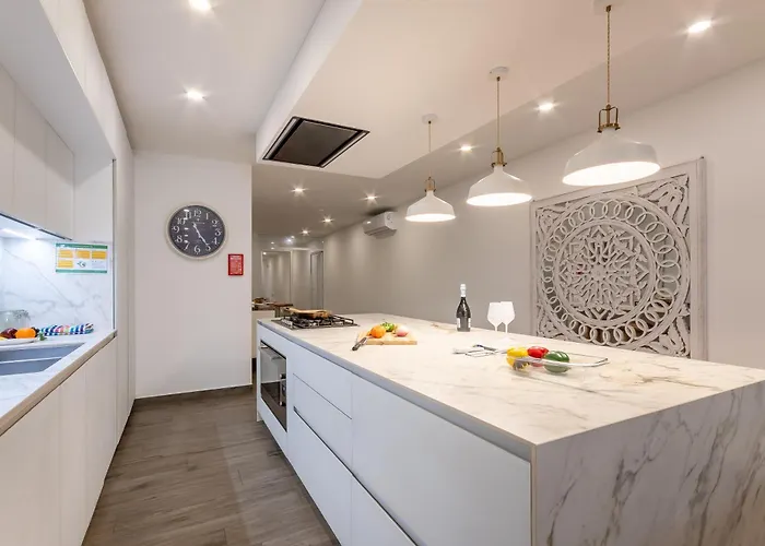 Modern Beautiful Pool And Sea - Happy Qawra