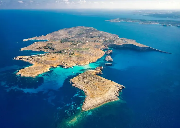 Modern Beautiful Pool And Sea - Happy Daire