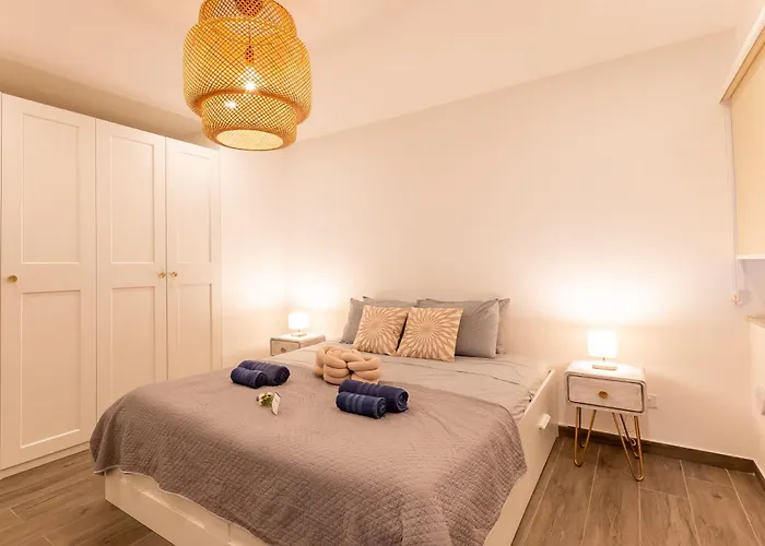 Modern Beautiful Pool And Sea - Happy Daire Qawra