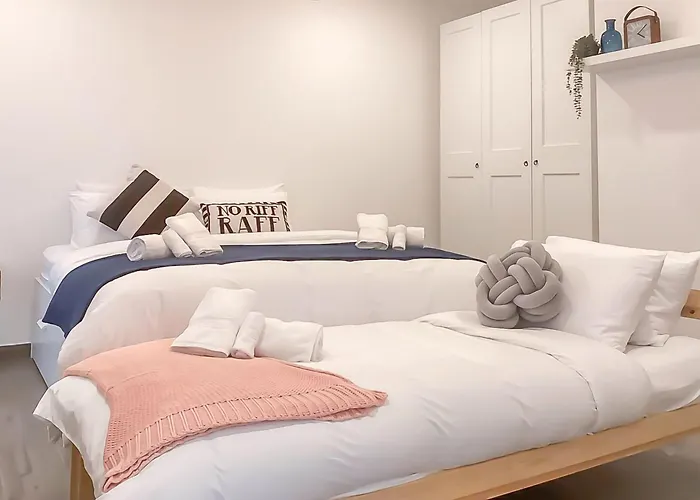 Modern Beautiful Pool And Sea - Happy Daire *