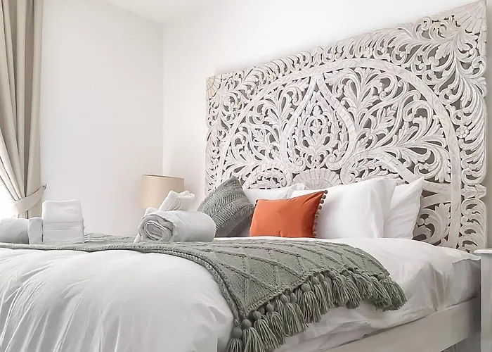 Modern Beautiful Pool And Sea - Happy Daire Qawra